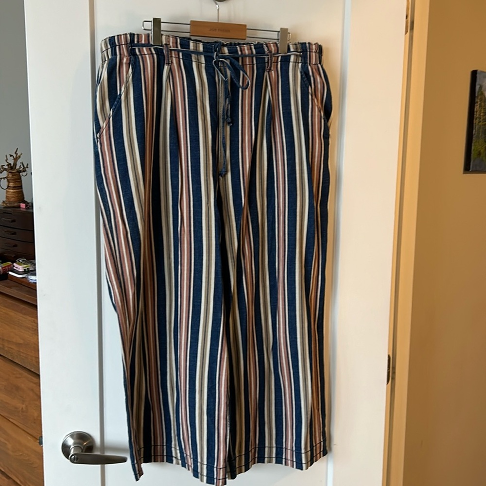 Size 16 wide leg capri style denim striped pant